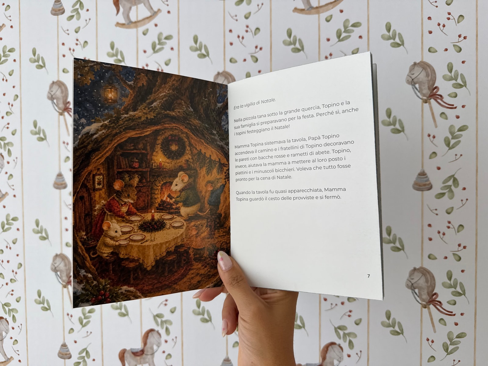 Il libretto del Calendario aperto su una pagina illustrata