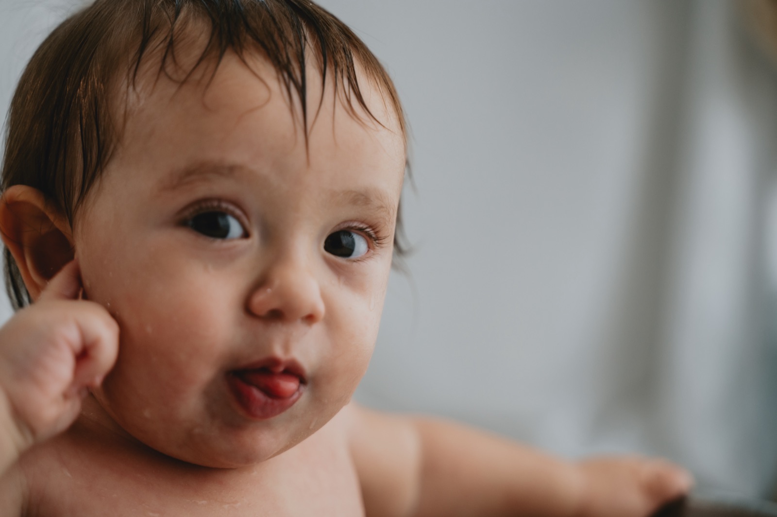Primo piano della bambina con i capelli bagnati, dopo il bagnetto