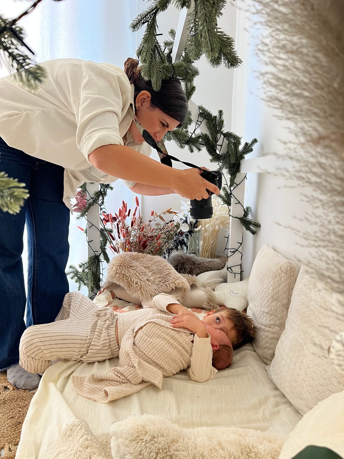 Virginia che fotografa un neonato nel set di Natale
