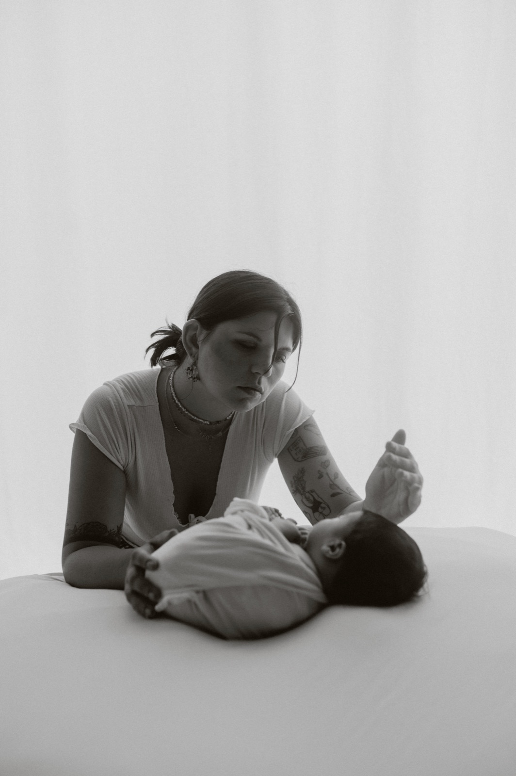 Fotografia in bianco e nero di una mamma con il suo bambino, in studio