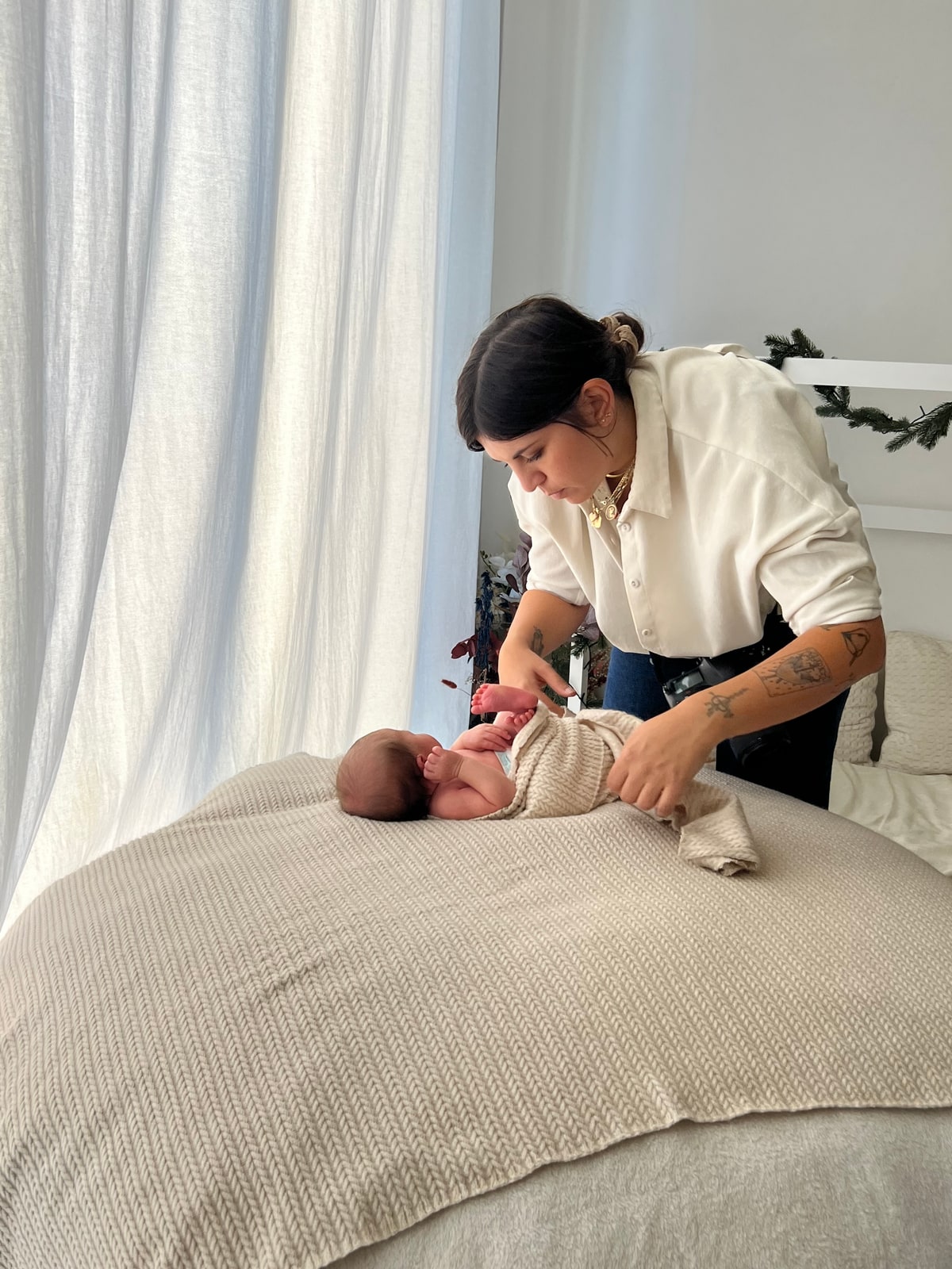 Virginia che sistema un neonato sul pouf durante una sessione