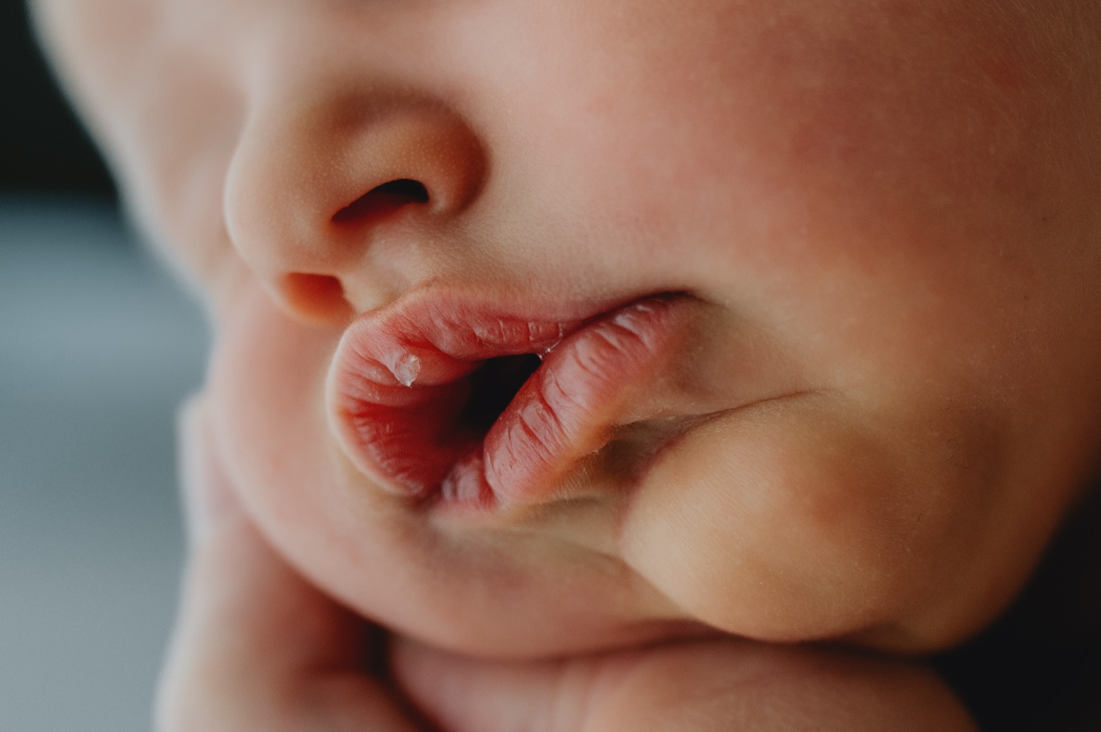 Primo piano delle labbra e della guancia di un neonato