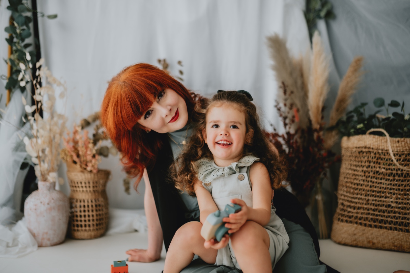 Mamma che abbraccia la bambina seduta accanto a lei