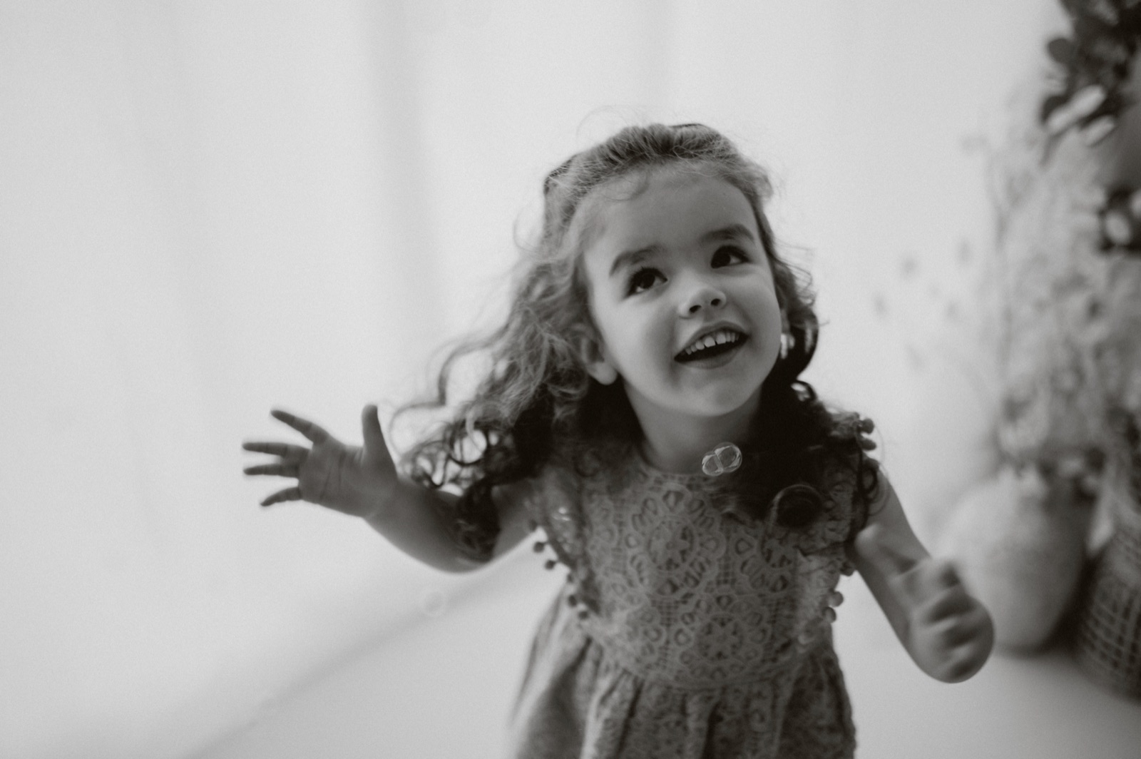 Ritratto in bianco e nero della bambina che corre verso l'obiettivo