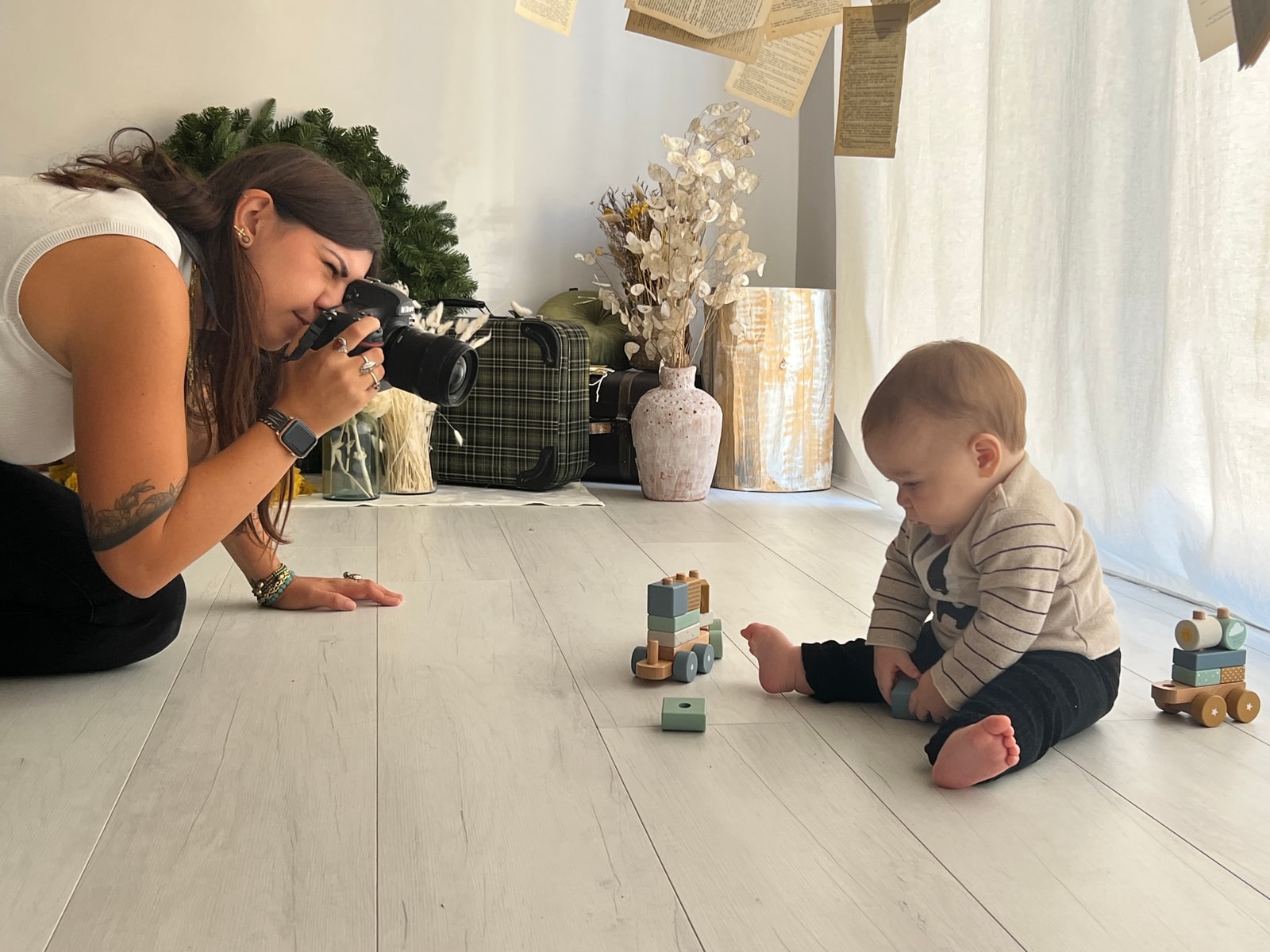 Virginia a terra con la macchina fotografica, che riprende un bambino mentre gioca