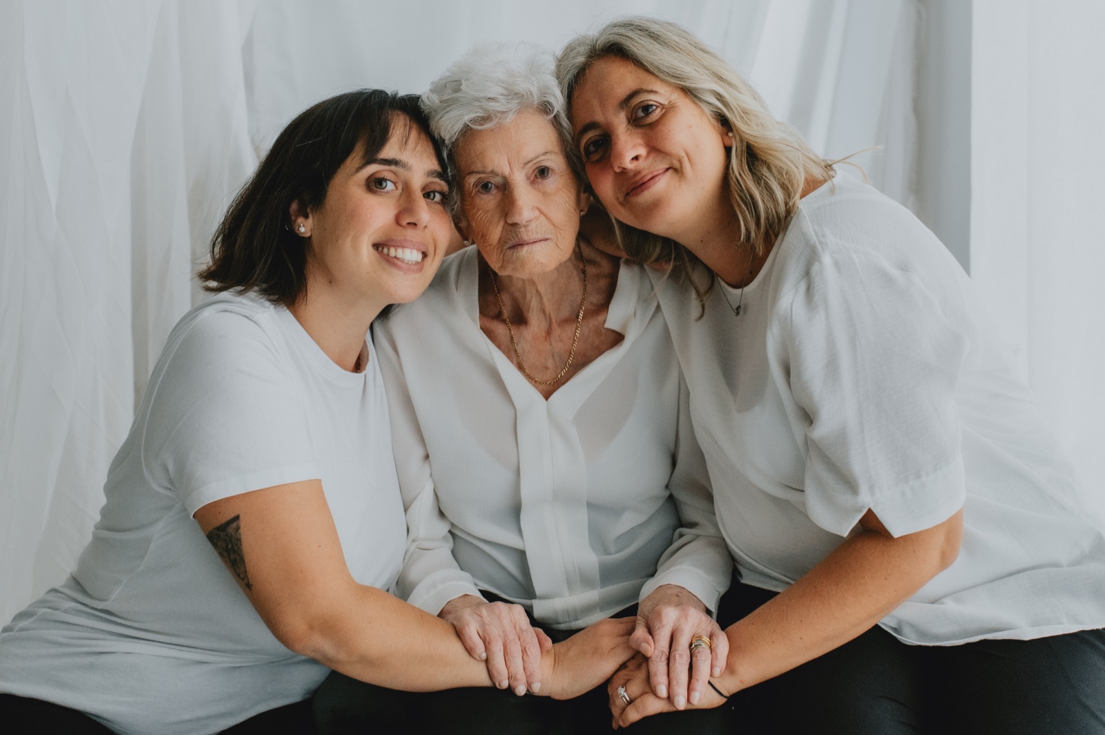 Tre generazioni sedute vicine: la nonna al centro, fra la figlia e la nipote