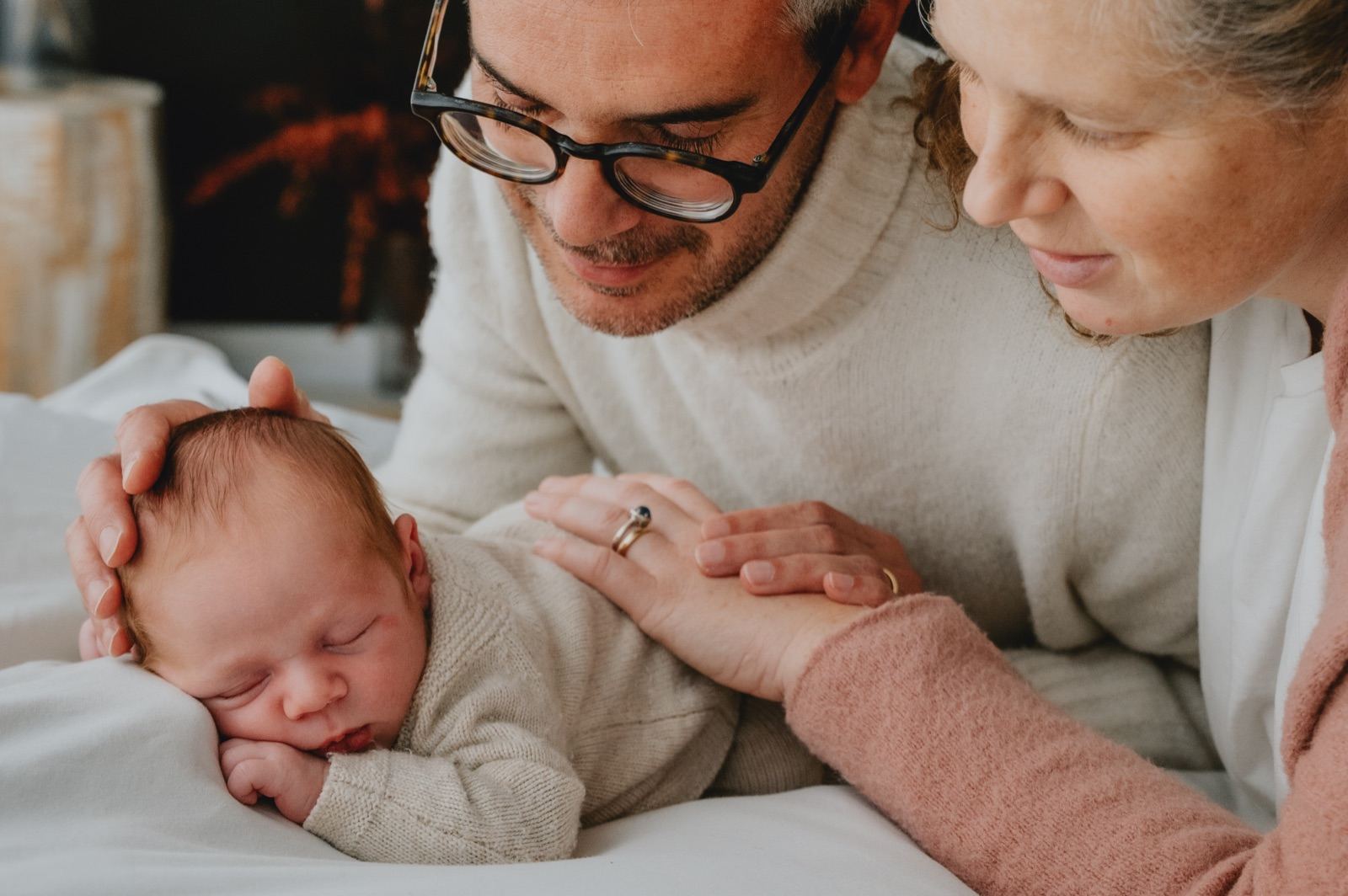 I nonni che accarezzano la testa del neonato addormentato