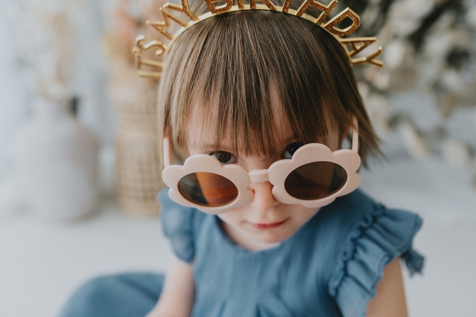 Bambina con gli occhiali da sole durante un servizio fotografico di famiglia
