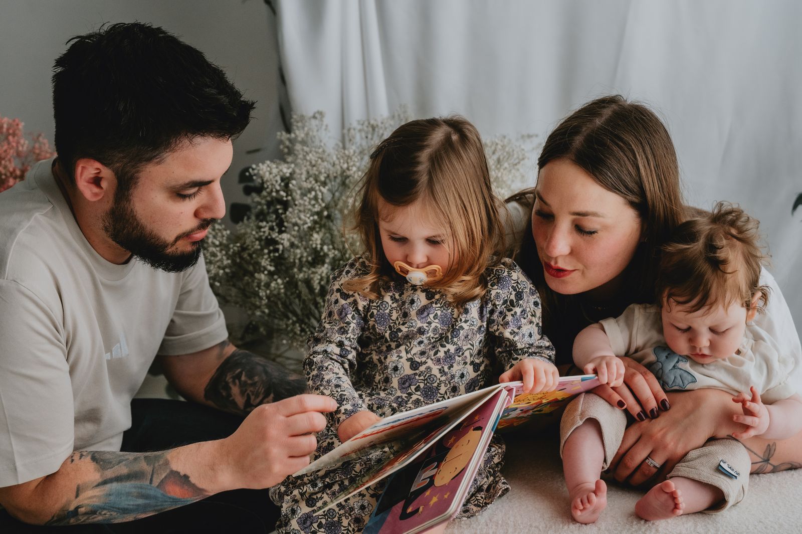 Genitori che leggono un libro ai loro bambini durante il servizio di famiglia