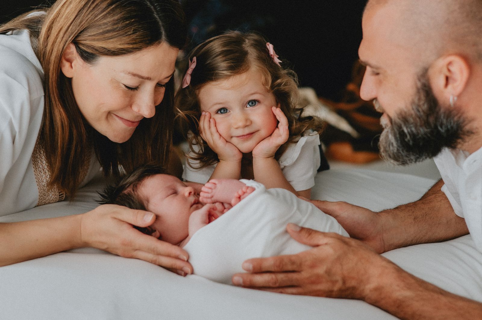Famiglia con la sorella maggiore accanto al neonato appena arrivato