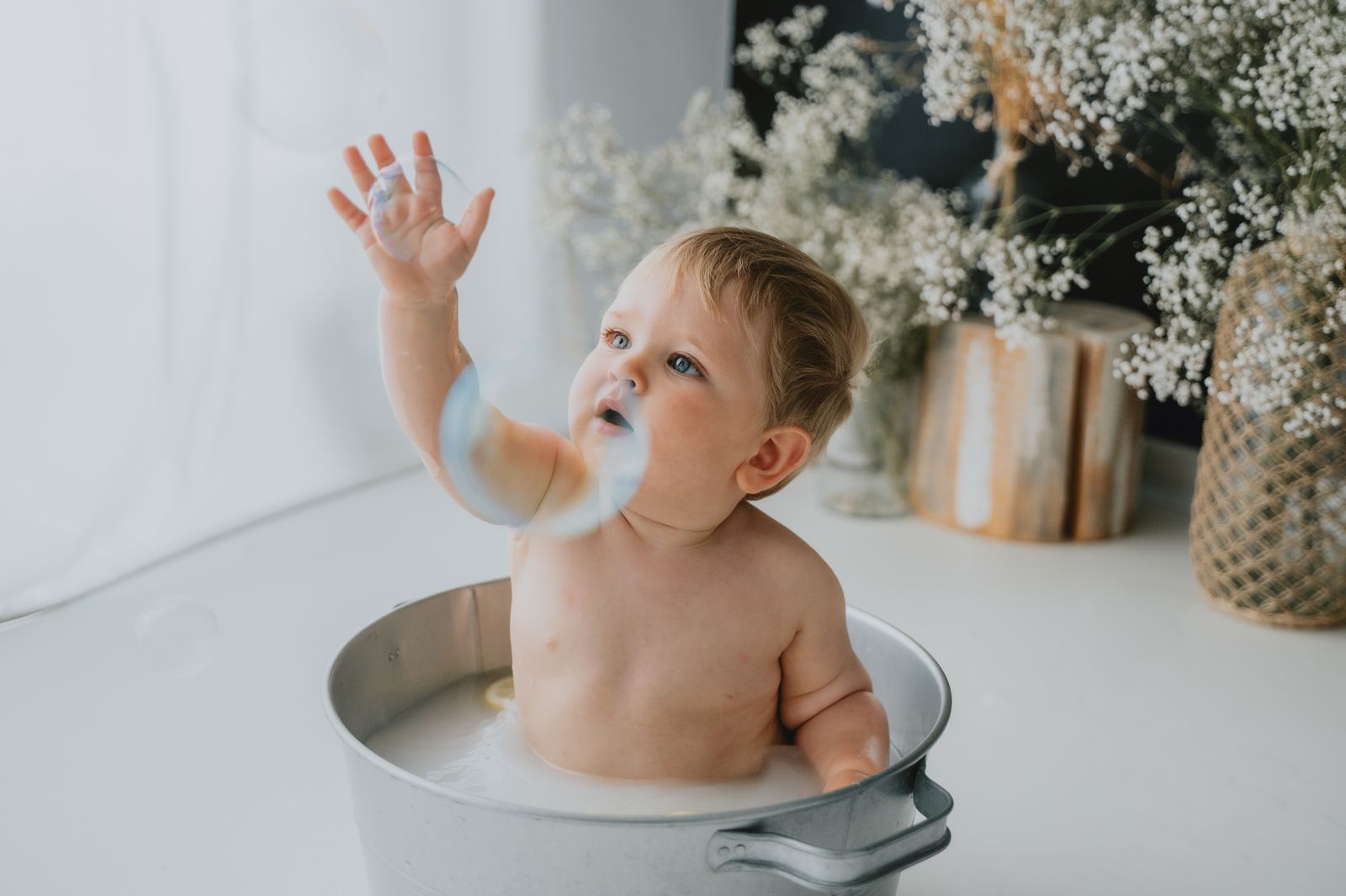 Bambino nella vaschetta del bagnetto finale dello smash cake