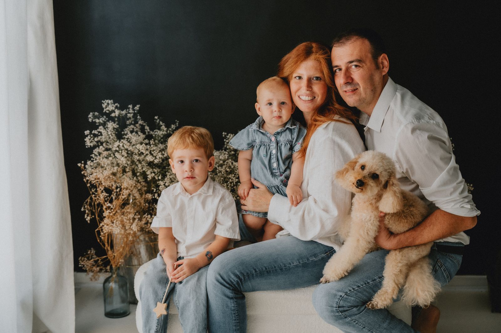Famiglia con i fratelli maggiori durante il servizio del primo compleanno