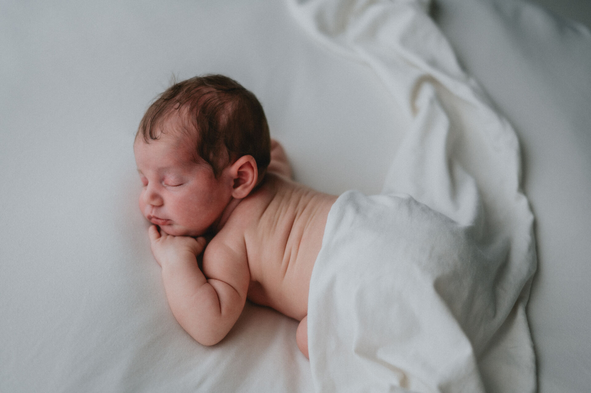 Neonato nei primi giorni di vita durante sessione newborn