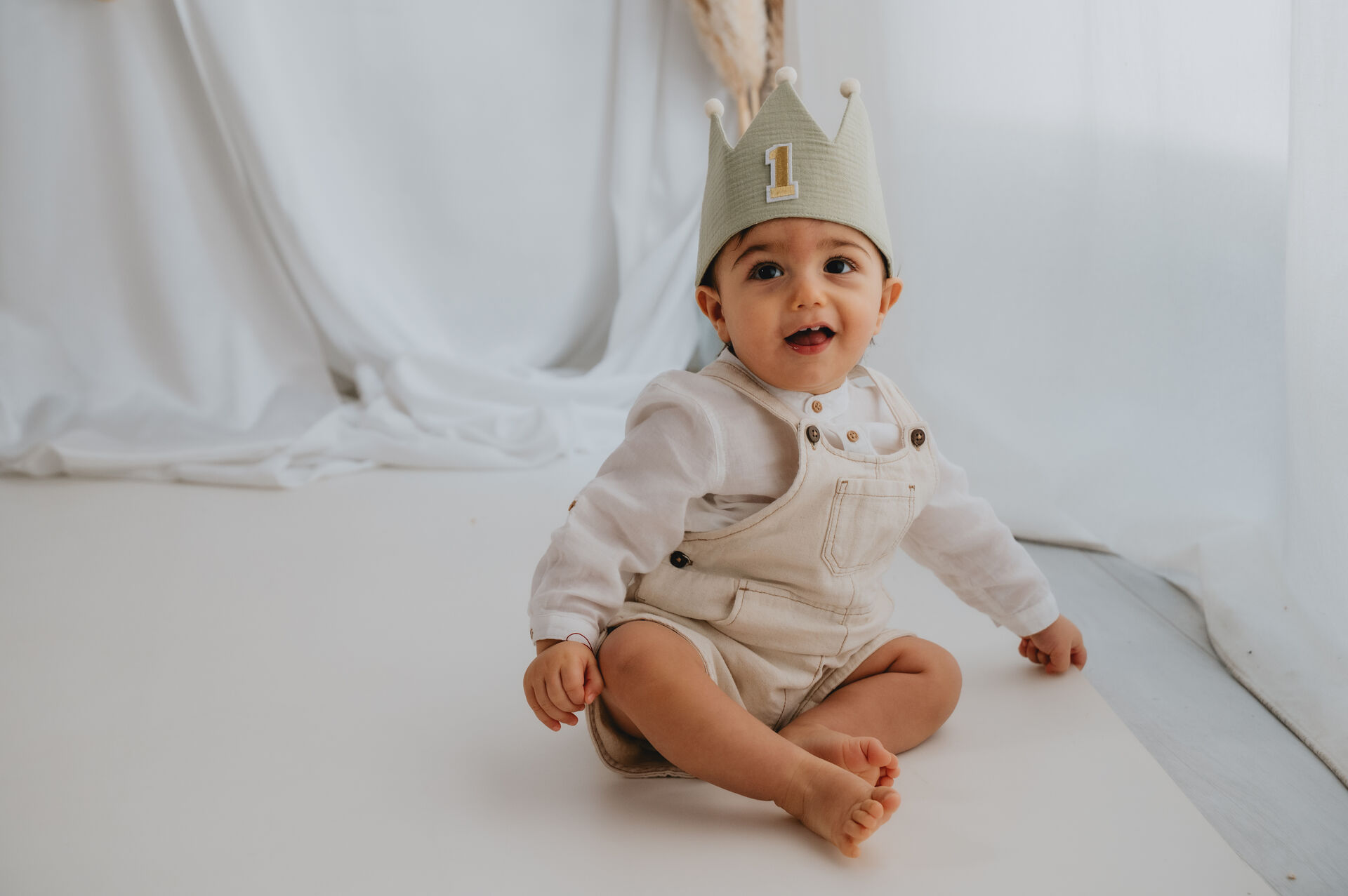 Bambino durante smash cake con torta decorata